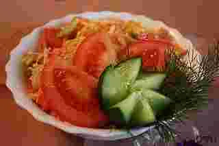 Salata cu varză chinezească și castraveți și tomate (castravete chineză varză) Salata cu varză chinezească și castraveți și roșii