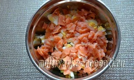 Salata cu pești roșii, castraveți și ouă (castravete pește roșu) Salata cu pești roșii, castraveți și ouă