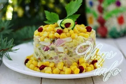 Salata cu pui afumat si porumb - reteta cu o fotografie