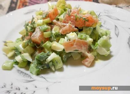 Salata cu somon sărat, castravete și ouă - licitație și gustoase