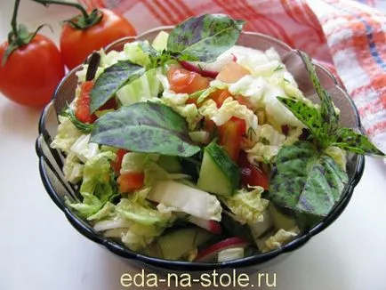 Salata cu varză chinezească, roșii și castraveți, mâncare pe masă (retete pentru salate gustoase) Salata cu varză chinezească, roșii și castraveți, mâncare pe masă