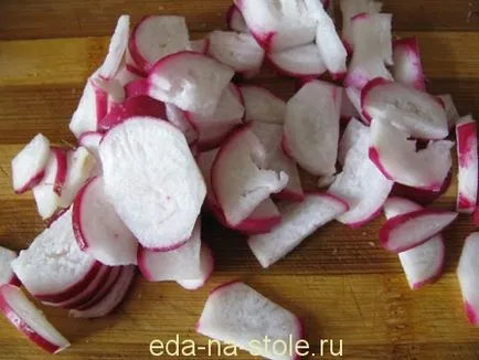 Salata cu varză chinezească, roșii și castraveți, mâncare pe masă (salată) Salata cu varză chinezească, roșii și castraveți, mâncare pe masă