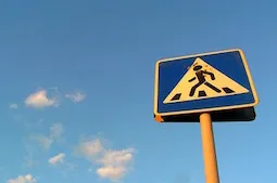 Daramat un pieton într-o responsabilitate și pedeapsă trecere de pietoni (bătut) El a daramat un pieton într-o răspundere și pedeapsa trecere de pietoni