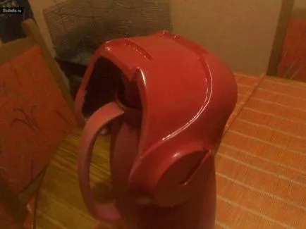 Iron Man casca cu propriile sale mâini (umane) Iron Man casca cu propriile sale mâini