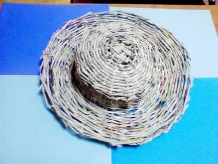 Hat din tuburi de ziar