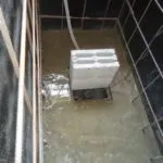 groapă de inspecție în garaj cu dimensiunea mâinile sale, impermeabilizare, clădire într-o fotografie-raport