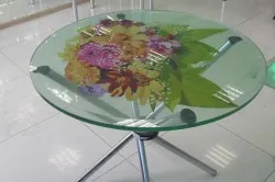 masă de sticlă cu masa lui de tăiere mâini, o listă (tabel) masă de sticlă cu mâinile de masă de tăiere, pictat