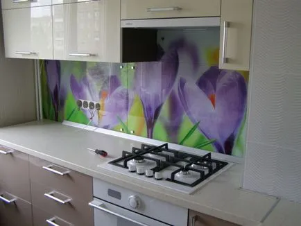 șorț de sticlă pentru bucătărie cu mâinile sale caracteristici distinctive și instalarea acestuia - kuhnyagid - kuhnyagid (lor) șorț de sticlă pentru bucătărie cu mâinile sale caracteristici distinctive și instalarea acestuia - kuhnyagid - kuhnyagid