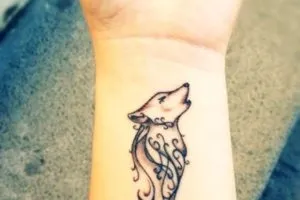 Tatuaj pe brațul ei, atât pentru bărbați și femei de valoare, schițe, idei (fete) Tatuaj pe brațul ei atât pentru bărbați cât și femei de valoare, schite, idei