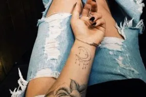 Tatuaj pe brațul ei, atât pentru bărbați și femei de valoare, schițe, idei (mână) Tatuaj pe brațul ei atât pentru bărbați cât și femei de valoare, schite, idei