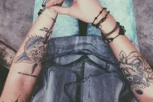 Tatuaj pe brațul ei, atât pentru bărbați și femei de valoare, schițe, idei (fete) Tatuaj pe brațul ei atât pentru bărbați cât și femei de valoare, schite, idei