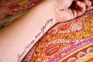 Tatuaj pe brațul ei, atât pentru bărbați și femei de valoare, schițe, idei (fete) Tatuaj pe brațul ei atât pentru bărbați cât și femei de valoare, schite, idei