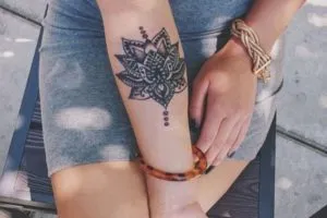 Tatuaj pe brațul ei, atât pentru bărbați și femei de valoare, schițe, idei (valoare) Tatuaj pe brațul ei atât pentru bărbați cât și femei de valoare, schite, idei