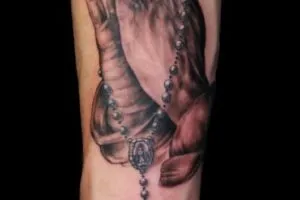 Tatuaj pe brațul ei, atât pentru bărbați și femei de valoare, schițe, idei (fete) Tatuaj pe brațul ei atât pentru bărbați cât și femei de valoare, schite, idei