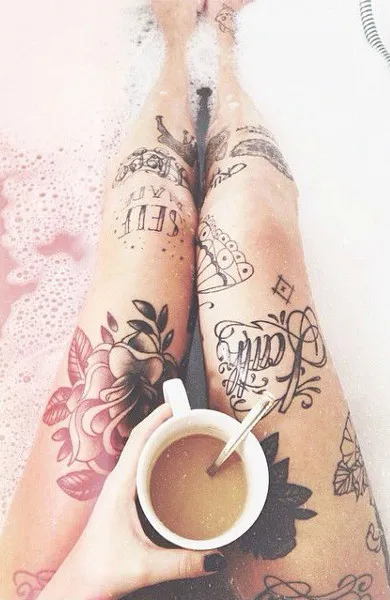 Tatuaje pe jos, tatuaj masculin și feminin la picior, fotografii