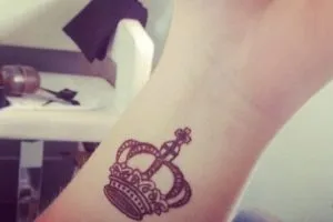 Tatuaj pe brațul ei, atât pentru bărbați și femei de valoare, schițe, idei (mână) Tatuaj pe brațul ei atât pentru bărbați cât și femei de valoare, schite, idei