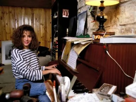 Secretele Mylene Farmer, care fapte este una dintre cele mai enigmatice cantareata preferă să nu comenteze (a) Secretele Mylene Farmer, care fapte este una dintre cele mai enigmatice cantareata preferă să nu comenteze