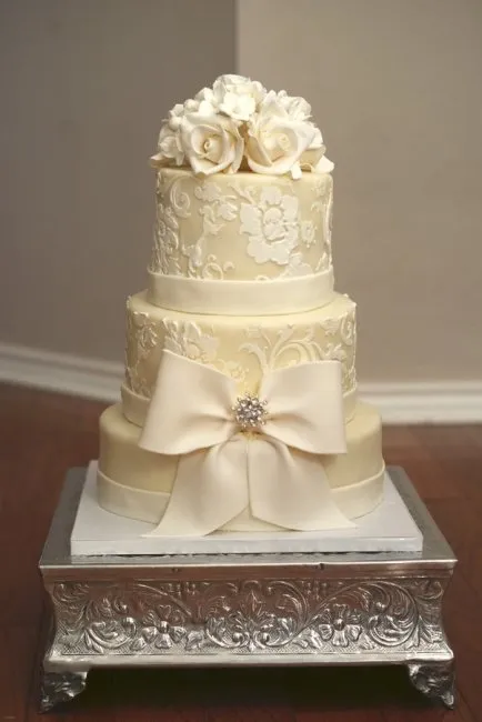 Top 15 idei pentru decorarea unui tort de nunta