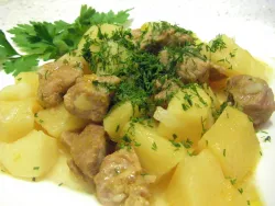 Cartofi copti cu carne în multivarka