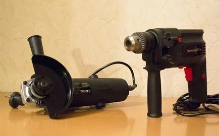 Montare de usi metalice de intrare cu mâinile lor