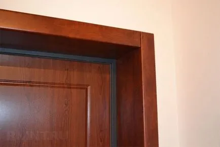 Montare de usi metalice de intrare cu mâinile lor