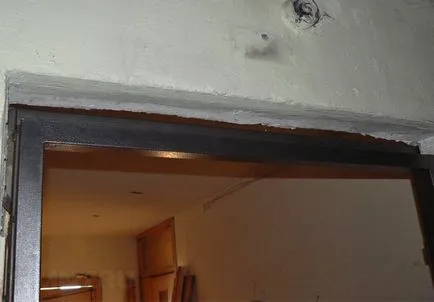 Montare de usi metalice de intrare cu mâinile lor