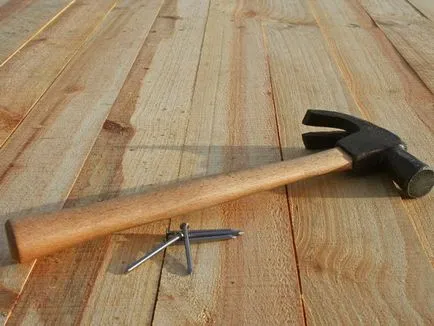 Îndepărtarea de podele din lemn scârțâind cum să eliminați fără suprafață de deschidere (scăpa) Eliminarea podea scârțâit de lemn pentru a scăpa de el fără a rupe suprafața