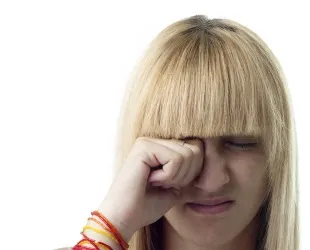 În ochi, ca și cum ceva împiedică, ca un film, dar nu e nimic de făcut