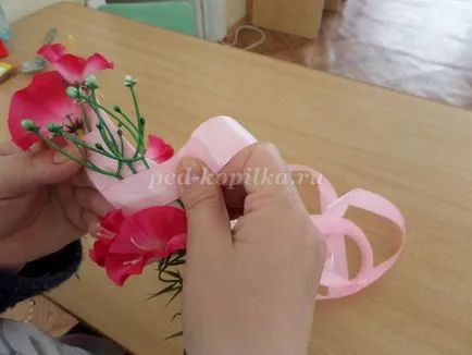 O coroană pe capul de flori artificiale, cu propriile sale mâini