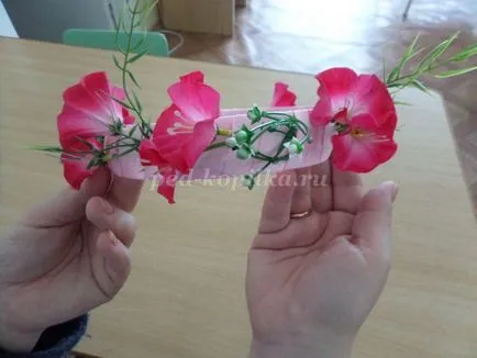 O coroană pe capul de flori artificiale, cu propriile sale mâini