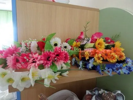 O coroană pe capul de flori artificiale, cu propriile sale mâini