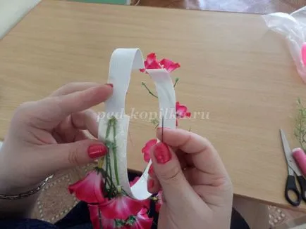 O coroană pe capul de flori artificiale, cu propriile sale mâini