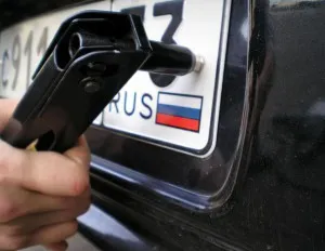 Înlocuirea numerele de pe masina din poliția de trafic în 2017. Costul de înlocuire a camerelor de stat