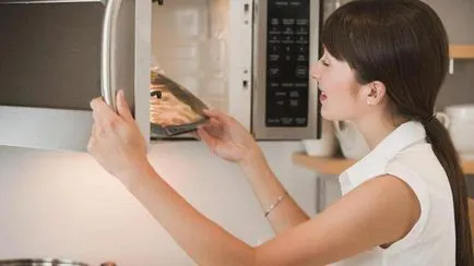Miros de la cuptorul cu microunde ca curat, fără mijloace nocive (microunde) Miros de la cuptorul cu microunde ca curat, fără mijloace dăunătoare