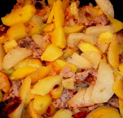 cartofi cu carne tocată prăjit într-o tigaie cu rețetă o fotografie