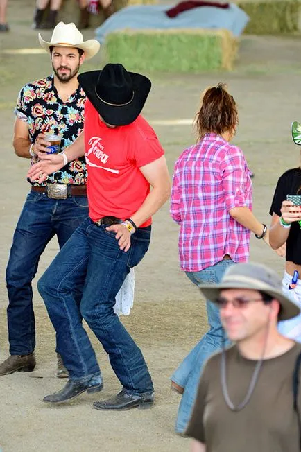 roman stele Mila Kunis și Ashton Kutcher, Buna ziua! Rusia