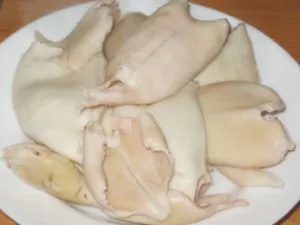 Cum de a găti calmar în mod corespunzător, astfel încât acestea sunt moi (o tigaie se toarnă apă) Cum de a găti calmar în mod corespunzător, astfel încât acestea sunt moi