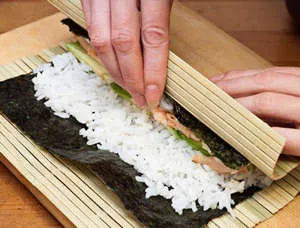 Cum de a face sushi și role Cum de a face sushi și role
