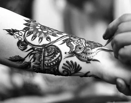 Tatuaj pe mână cu propriile sale mâini pentru a desena