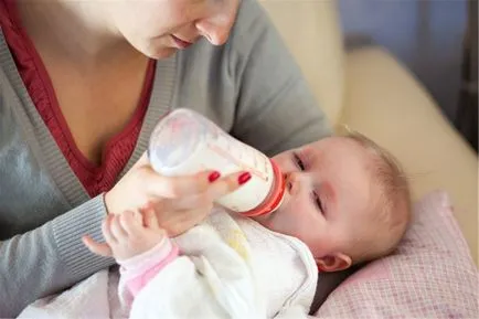 Cum de a nou-născutului de alimentare flacon Cum de a nou-născutului de alimentare flacon