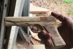 Cum sa faci un pistol de jucărie Cum sa faci un pistol de jucărie