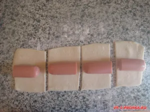 Cum să-și încheie un cârnat în aluat