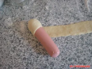 Cum să-și încheie un cârnat în aluat