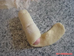 Cum să-și încheie un cârnat în aluat