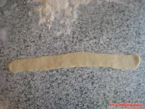 Cum să-și încheie un cârnat în aluat