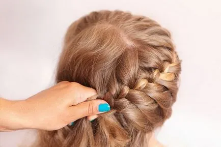 Cum se împletească împletituri peste tot capul