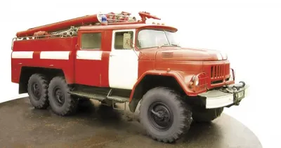 Ca autospeciala de stins incendii stinge incendiu
