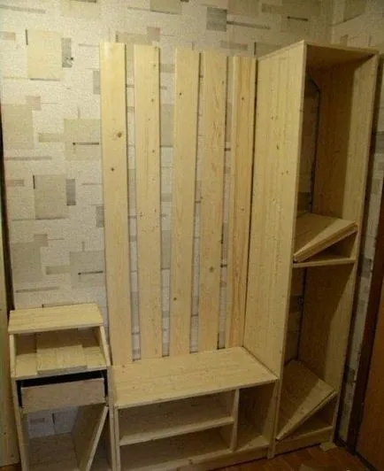 Mobilier hol cu ​​mâinile lor