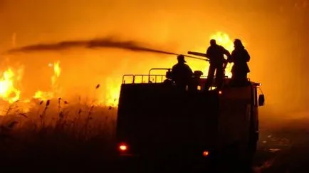 Ca autospeciala de stins incendii stinge incendiu