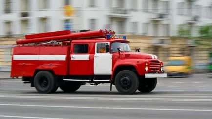 Ca autospeciala de stins incendii stinge incendiu